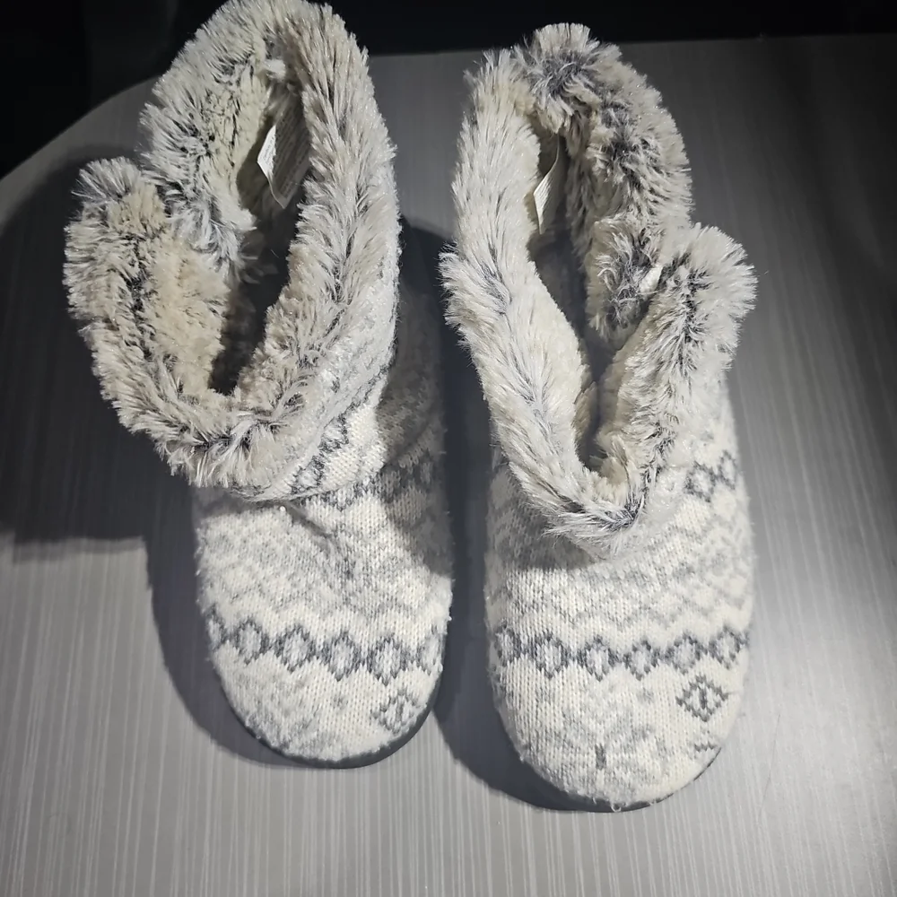 Dearfoams‎ Slippers Womens Small (5-6) Sweater Knit 2 Button Good PreOwned
